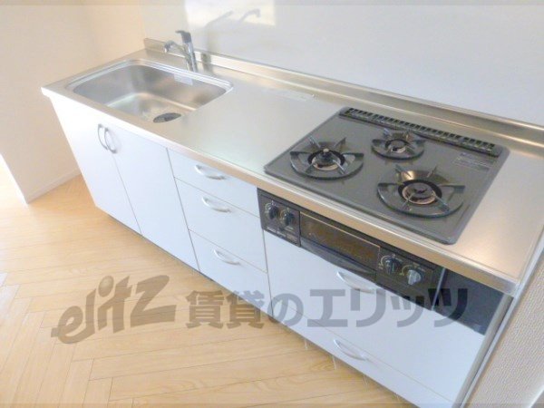 Kitchen. 3-burner stove