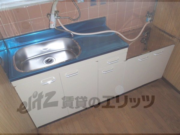 Kitchen. Two-burner stove is can be installed kitchen.