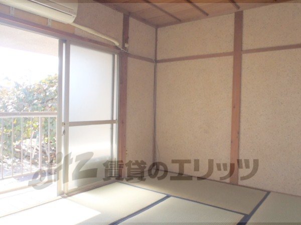 Living and room. It is a Japanese-style room to settle the tatami.