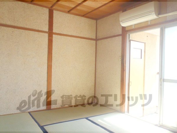 Living and room. It is a Japanese-style room to settle the tatami.