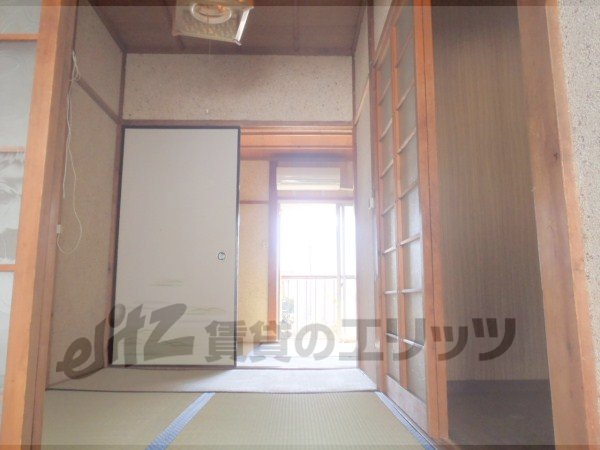 Living and room. It is a Japanese-style room to settle the tatami.