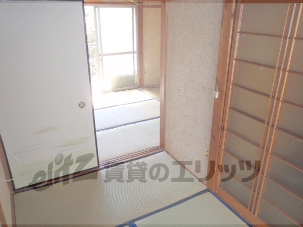 Living and room. It is a Japanese-style room to settle the tatami.