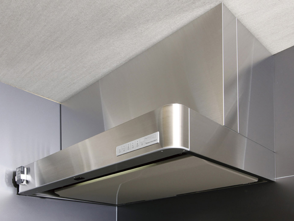 Kitchen.  [Same hourly wage exhaust type range hood] Large range hood to discharge the smoke and smell of cooking in the powerful have been installed (same specifications)