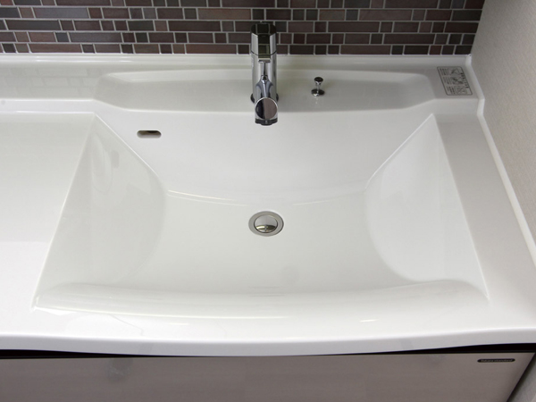 Bathing-wash room.  [Counter-integrated basin bowl] It is counter-integrated that has been devised in a bowl position that put the seamless beauty and accessories (same specifications)