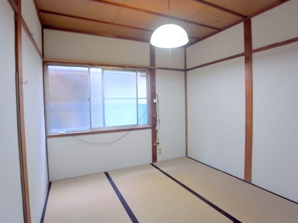 Living and room. Tatami is also beautiful.