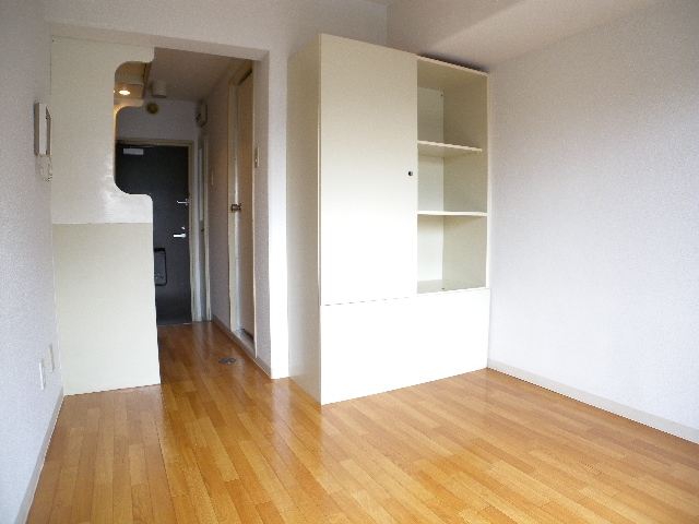 Living and room. Movement can be stored ☆