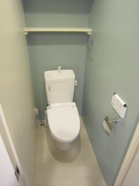 Toilet. Washlet equipped.