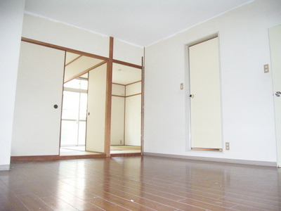 Living and room.  ※ It is a photograph of another room of the same apartment