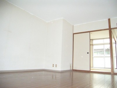 Living and room.  ※ It is a photograph of another room of the same apartment