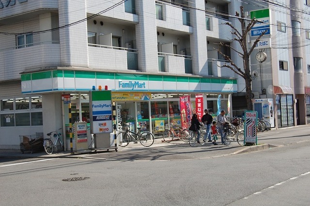 Convenience store. 208m to Family Mart (convenience store)