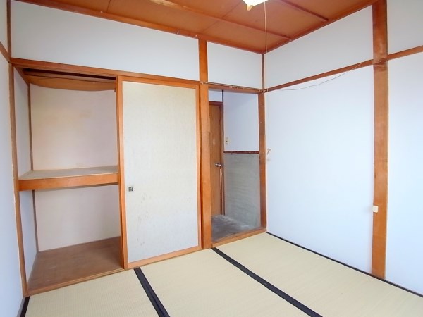 Living and room. Tatami is also beautiful.