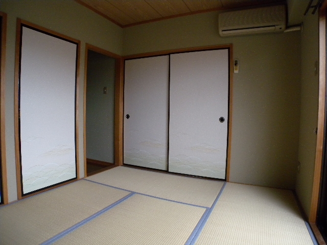 Other room space. There is also a storage of Japanese-style room!