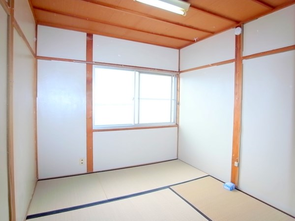 Living and room. Tatami is also beautiful.