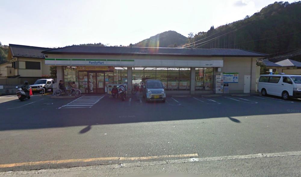 Convenience store. 1m to FamilyMart