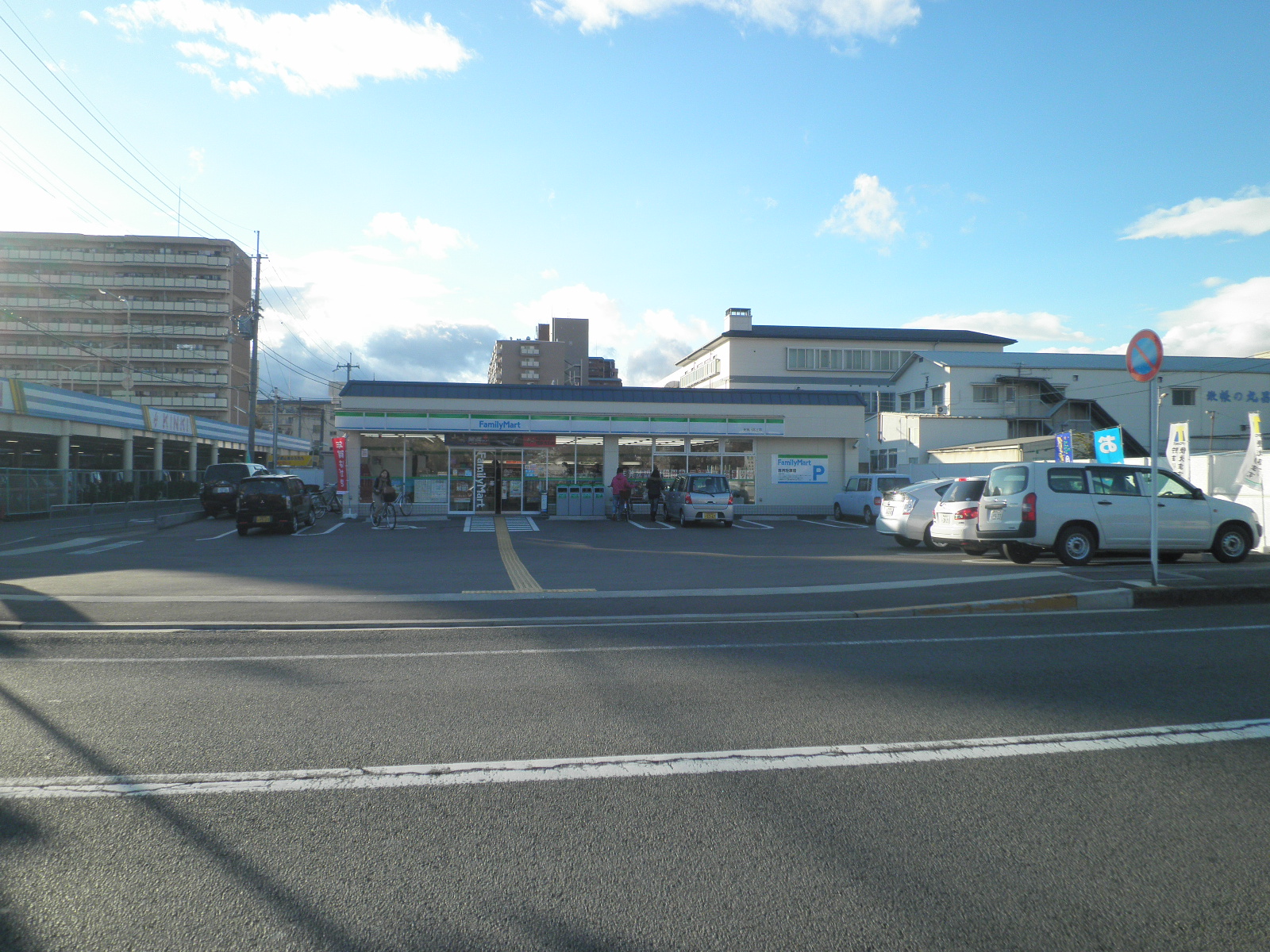 Convenience store. FamilyMart Nakagawa god river Takatsuji store up (convenience store) 252m