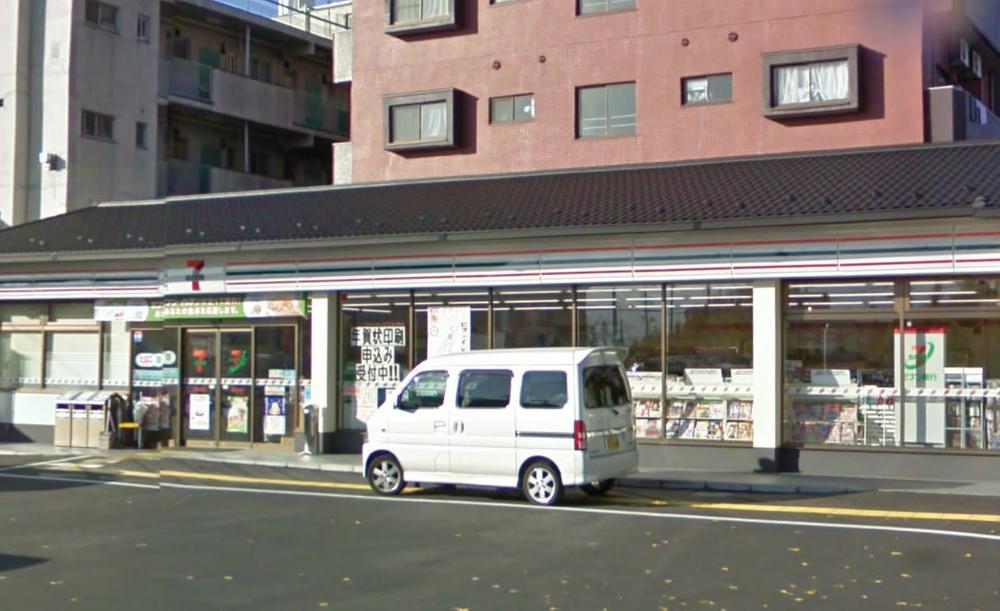 Convenience store. 1m to Seven-Eleven