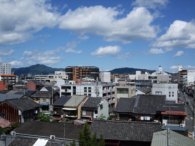 View. Southeast corner room on the top floor!