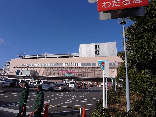 Shopping centre. Light on Aeon Mall Kyoto Gojo shop until the (shopping center) 1089m