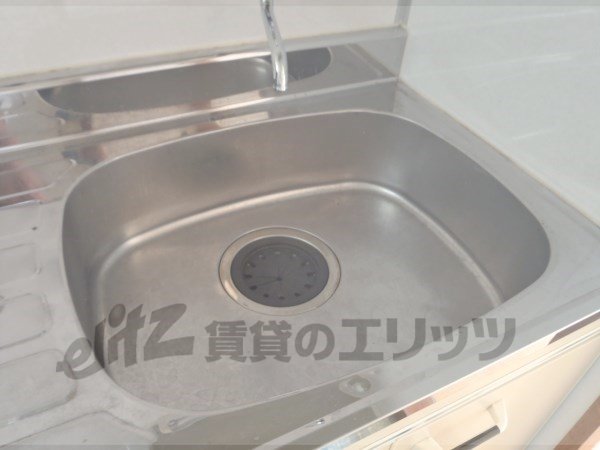 Kitchen. Washing is is easy to spread the sink