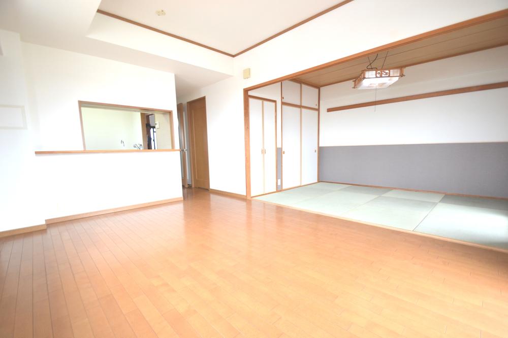 Living. If connected with the Japanese-style room, Spacious living room, which gather the family!