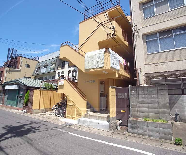 Building appearance. There is a bicycle parking space!