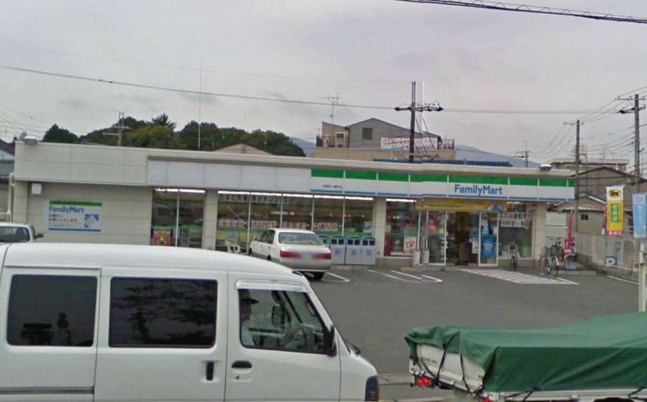 Convenience store. 507m to FamilyMart  