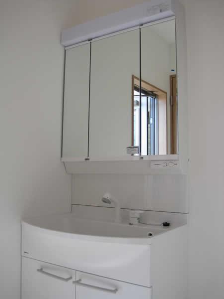Wash basin, toilet. A lot of storage on the back of the mirror ☆  Toothpaste time also I look forward to  [2013 October 7 shooting] 