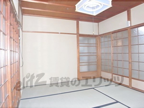 Living and room. Tatami is beautiful.