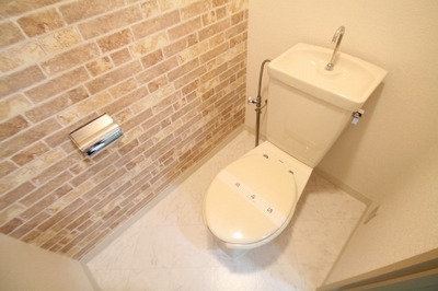 Toilet.  ※ It is a photograph of another room of the same apartment.