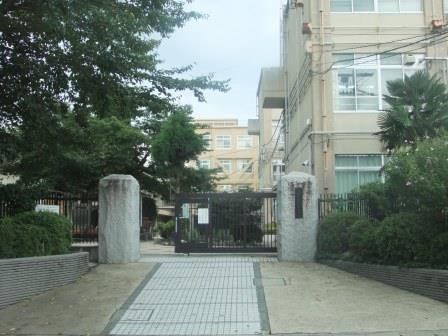 Junior high school. Hachikeoka 300m until junior high school