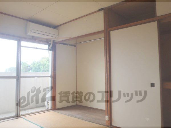 Living and room. It is also a Japanese-style room alcove