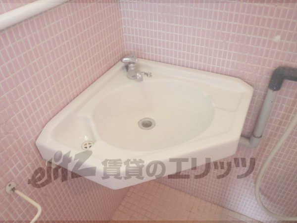 Washroom. bath, Washbasin, Toilet is together