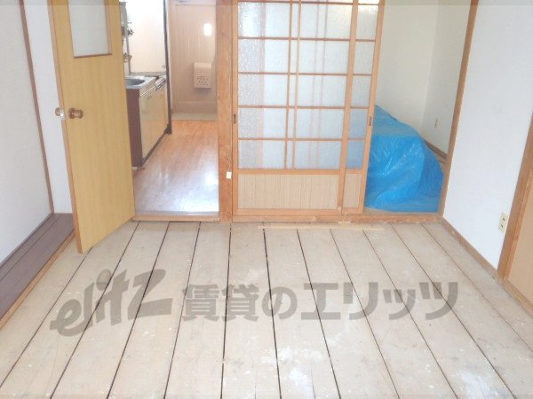 Living and room. Enter 6 Pledge tatami.