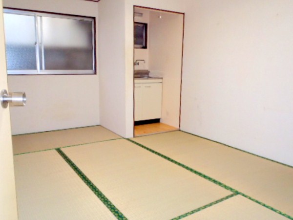 Living and room. You spend slowly in Japanese-style room.