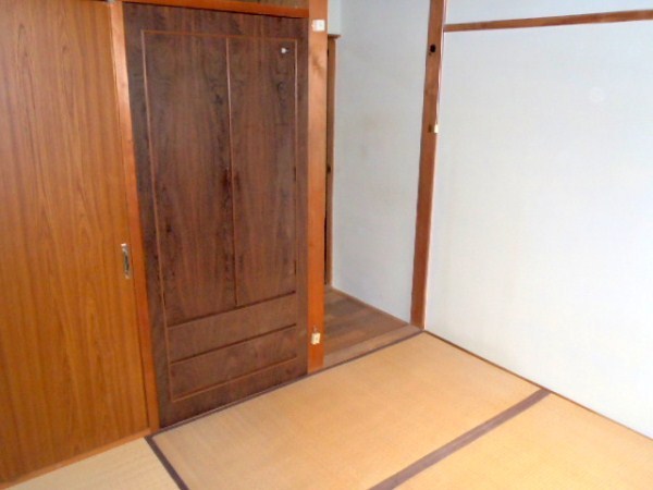 Living and room. Is a tatami room.