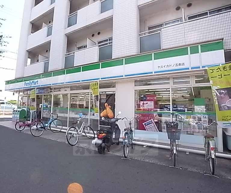 Convenience store. FamilyMart Yasui Kad Roh Gojo store up (convenience store) 305m