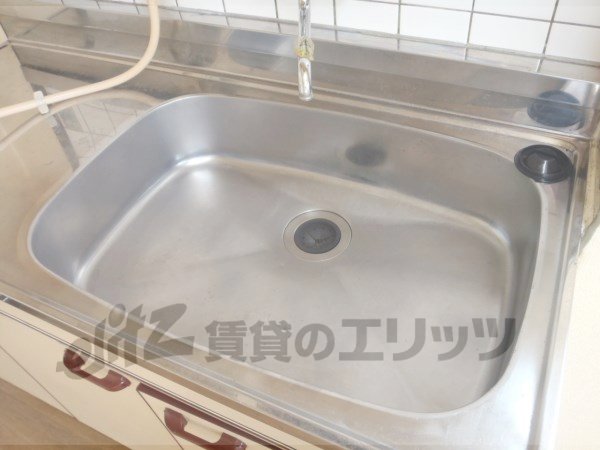 Kitchen. Sink is a large washing easy