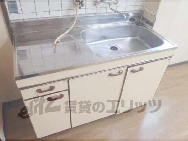 Kitchen. Sink is a large washing easy