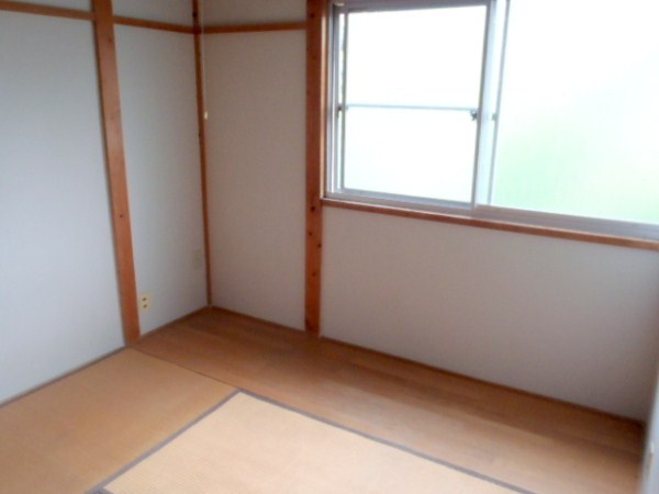 Living and room. Is a tatami room.