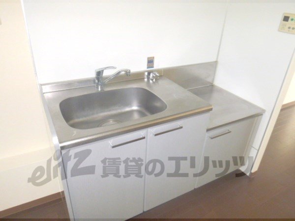 Kitchen. Sink is widely is easy washing.