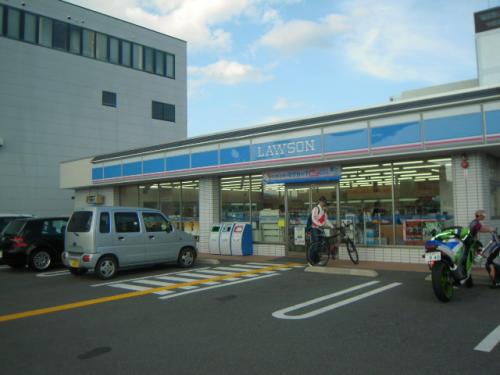 Convenience store. 123m until Lawson Nishikyogokutsukuda store (convenience store)