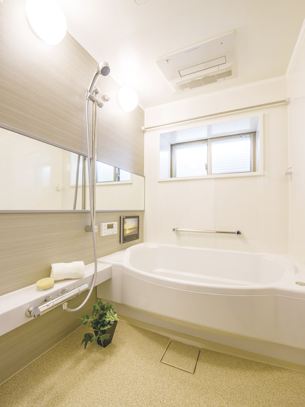 Bathing-wash room.  [Bathroom] Bathroom to heal fatigue of the day. Tub, Adopt a straddle height of universal design is low. In the design of the room + peace of mind, Deliver the healing true is the "home of relaxation space" (A type model room)