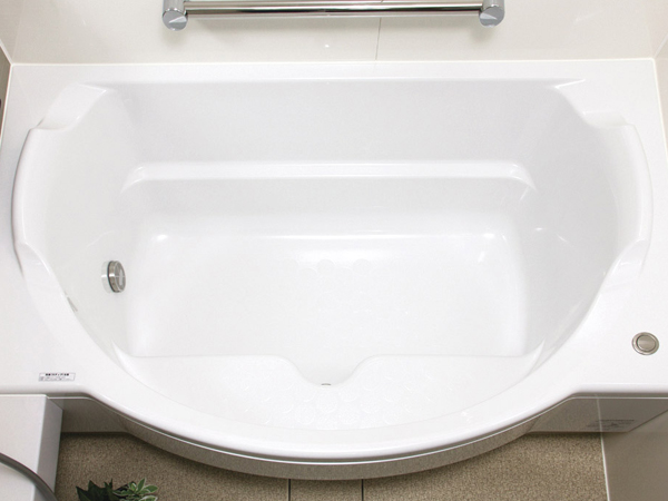 Bathing-wash room.  [Semi-circular bathtub] Stride easy tub step Ya, Sitting space, etc., Amenity ・ Functionality ・ Adopt a semi-circular bathtub of form considering the peace of mind from a variety of perspectives (same specifications)