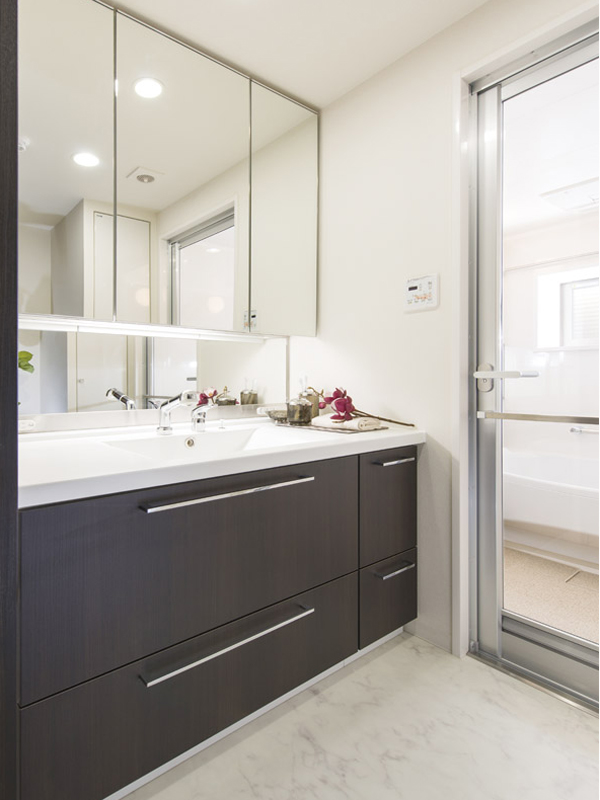 Bathing-wash room.  [Powder Room] And design beautiful long-lasting, Powder Room of abundant storage capacity of small parts charm. Family is everyone is comfortably available space (A type model room)
