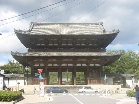 Streets around. World Heritage head temple Ninna-ji Temple to about 480m