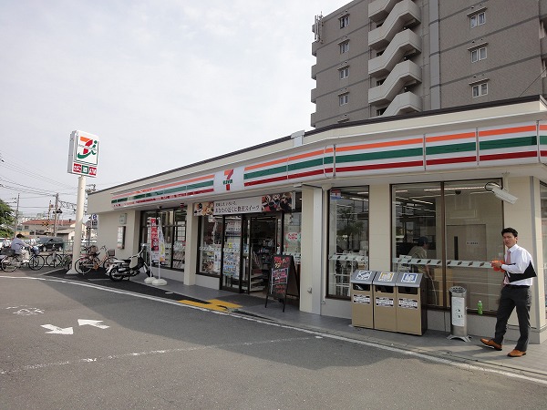 Convenience store. Seven-Eleven god river three articles store up to (convenience store) 206m