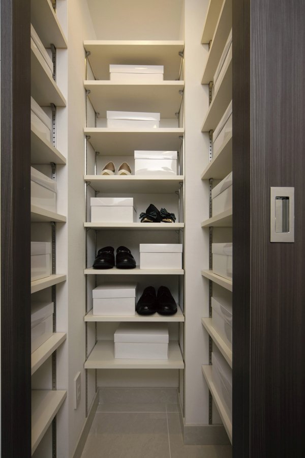 Receipt.  [Shoes cloak] High storage capacity that the whole family of the shoes fit shoes cloak. It is with a convenient outlet (same specifications)