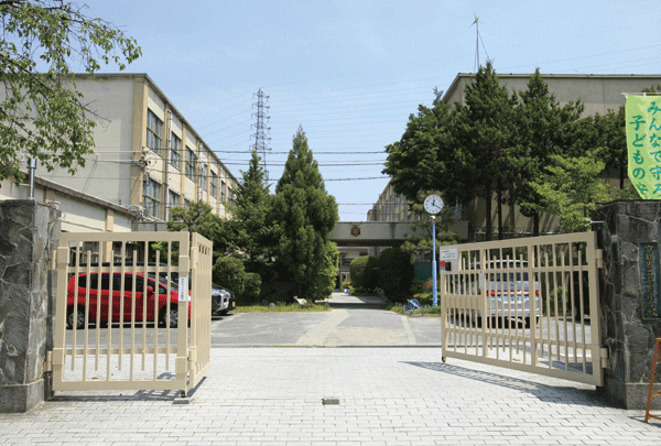 Surrounding environment. Municipal Kadono Elementary School (8-minute walk ・ About 580m)