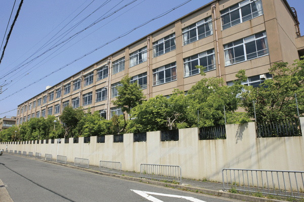 Surrounding environment. Municipal Nishikyogoku junior high school (a 10-minute walk ・ About 730m)