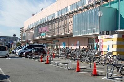 Shopping centre. 880m to Aeon Mall Hana (shopping center)